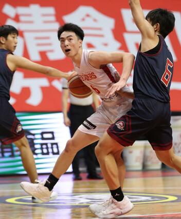 開志国際－福岡大大濠　第４クオーター、ドライブを仕掛ける開志国際の千保銀河＝１１月１０日、新潟市東総合スポーツセンター