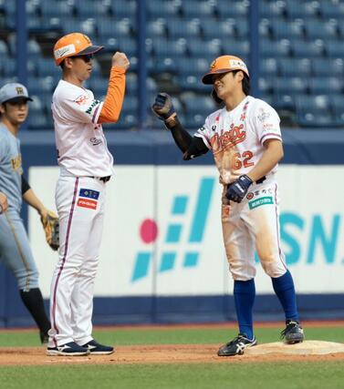 適時三塁打を放ち、三塁ベースコーチとタッチする楠田汰朗＝エコスタ
