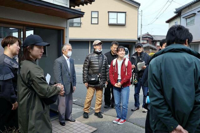 映画「おばあちゃんの秘密」撮影の様子＝胎内市西栄町