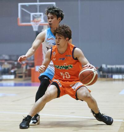 新潟－東京Ｚ　第１クオーター、ボールを運ぶ長尾光輝＝１月１１日、アオーレ長岡