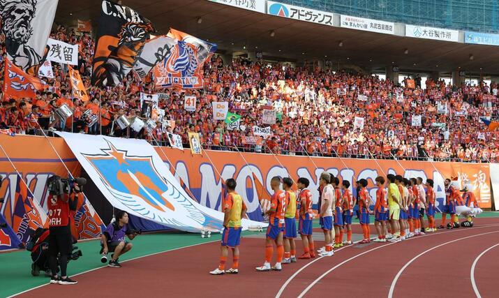 試合後の選手に大きな声援を贈る新潟サポーター=デンカビッグスワン