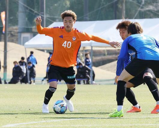 中央突破を図る石山青空＝宮崎県都城市