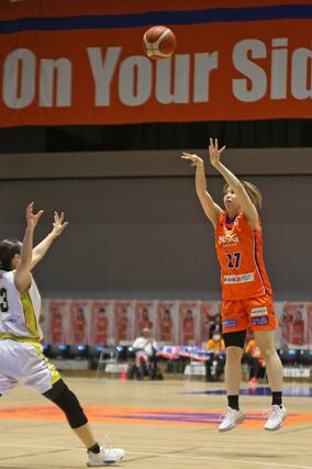 新潟－山梨ＱＢ　第２クオーター、柳瀬柚奈が３点シュートを決め２０－３６＝アオーレ長岡