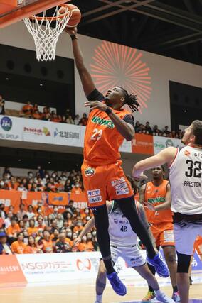 新潟－岐阜　第２クオーター、リングを攻めるムトンボ＝アオーレ長岡