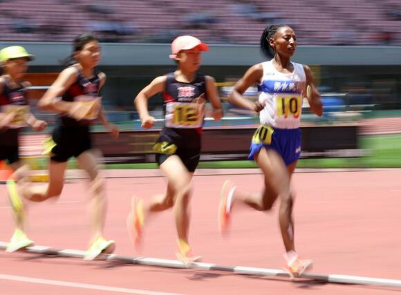 女子３０００ｍ決勝　優勝したマリアワンガリ（右・帝京長岡）＝５月２９日、デンカビッグスワン