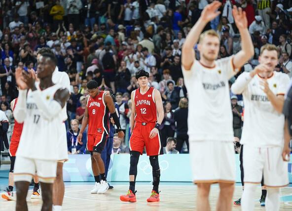 ドイツに敗れた日本。奥左は八村、同右は渡辺雄=リール(共同)