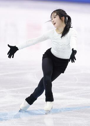 公式練習で調整する中井亜美＝プラハ（共同）