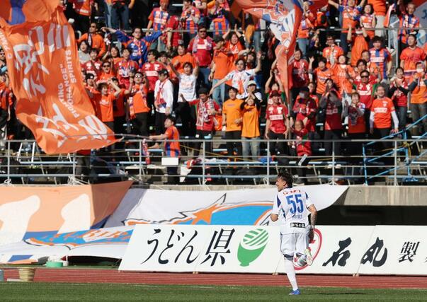 前半３３分、新潟のマテウス・モラエスが左足を振り抜き１－０と先制。サポーターに向かって真っ先に走り出すモラエス＝２２日、香川県丸亀市の四国化成ＭＥＧＬＩＯスタジアム