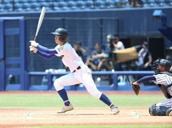 帝京長岡－新発田南　８回新発田南２死一・二塁、小林佑が２点適時三塁打を放つ＝エコスタ　