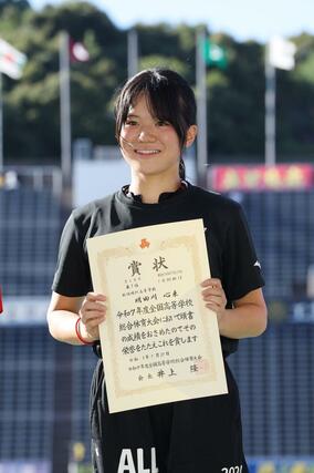 女子400メートルハードル 7位入賞を果たし表彰台に登る明田川心来(新潟明訓)=7月27日、広島市