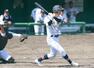 長岡大手-日本文理 3回裏1死満塁 日本文理2番野口が右前適時打を放つ=長岡市悠久山