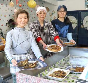出雲崎産の魚を使った総菜が並ぶ「魚や元」=出雲崎町小竹