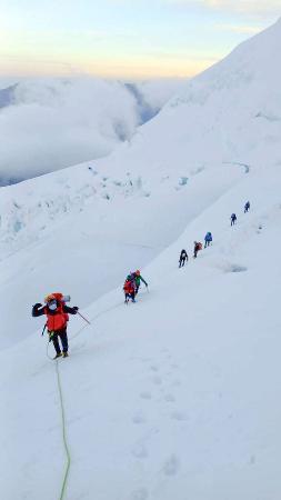 ペルー最高峰ワスカラン山で活動する救助隊(救助隊提供、共同)