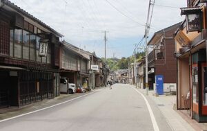佐渡市小木町の町並み=5月