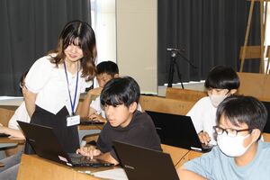 プログラミングを学ぶ中学生ら=佐渡市千種