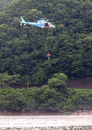 県警が実施したヘリコプターでの水難救助訓練=新発田市小戸