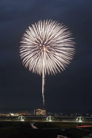 日米開戦８４年に合わせて打ち上げられた慰霊の花火「白菊」＝８日午後５時ごろ、長岡市