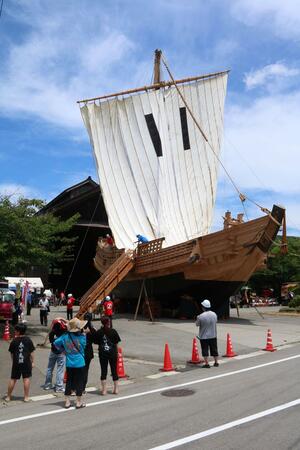 屋外に引き出され、白帆が張られた千石船「白山丸」=佐渡市宿根木