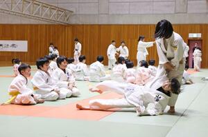 技の講習会や演舞の披露などで柔道の魅力を紹介したイベント=長岡市学校町1