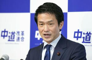 記者会見する中道改革連合の小川代表＝１３日午前、国会