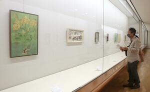 知足美術館で開かれている「現代韓国絵画12人展」=新潟市中央区
