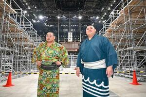 大相撲名古屋場所の新会場となるIGアリーナを見学する新横綱・大の里(右)と横綱・豊昇龍=1日午後、名古屋市北区