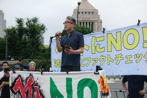 排外主義反対を訴える「在日クルド人と共に」の温井立央代表=21日午後、国会議事堂前