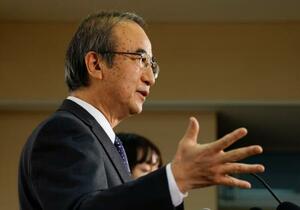 新潟県庁で臨時記者会見する花角英世知事=21日午後