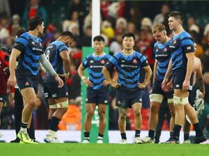 ウェールズに敗れ、肩を落とす斎藤(右から3人目)ら日本の選手=カーディフ(ロイター=共同)