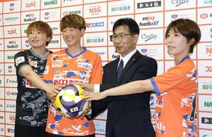 タイトルに向けて決意を語った新加入選手ら。左からGK久野吹雪、MF城和怜奈、橋川和晃監督、FW江﨑杏那=聖籠町