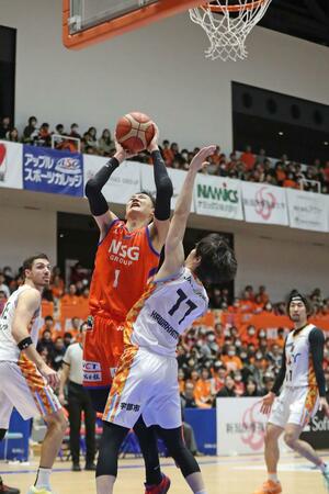 新潟-山口 第4クオータ-、ゴール下を攻める川村卓也=12月8日、アオーレ長岡