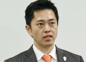 記者団の取材に応じる日本維新の会の吉村代表=8日午後、大阪府庁