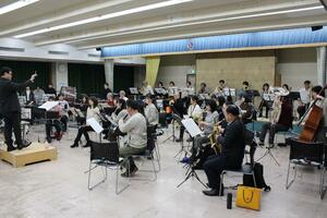 本番に向け、練習を重ねる新潟アカデミア・ウィンズのメンバー＝新潟市西区内野町