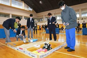 3部門で戦いを繰り広げた「県中学生ロボットコンテスト」=長岡市三島中条