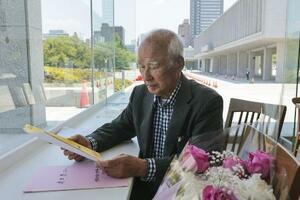 被爆体験講話を聞いた小学生からの感想文を読む迫田勲さん