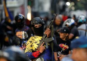 　４日、ベネズエラの首都カラカスで、マドゥロ大統領の解放を求める集会に参加する民兵（ロイター＝共同）