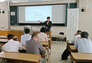 約50人が参加した夜間中学の学習会=新発田市西園町3