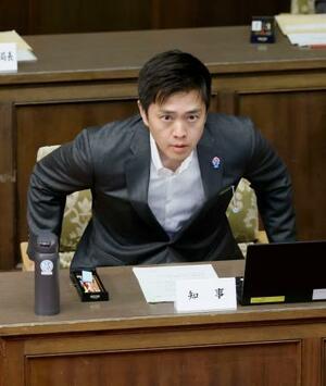 大阪府議会の本会議に臨む吉村洋文知事=3日午後