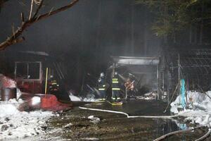 納屋と母屋を焼いた建物火災＝２１日午後５時３０分ごろ、五泉市大谷