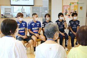 ドナルド・マクドナルド・ハウスを訪れた早川史哉選手(左から2人目)ら=8月28日、新潟市中央区