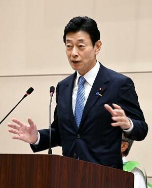 新潟県知事選の応援に入り、現職支援を訴える自民党の西村康稔選対委員長=20日午後、新潟県長岡市