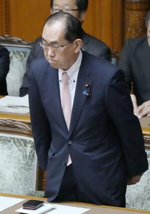参院本会議で改正政治資金規正法が可決、成立し、一礼する松本総務相=19日午前