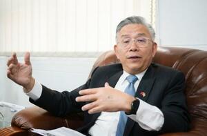 エスワティニ・ムババーネで取材に応じる台湾の梁洪昇大使=6日(共同)