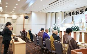 戦死者の遺族らが参列した長岡市戦没者追悼式=16日、長岡市南町1