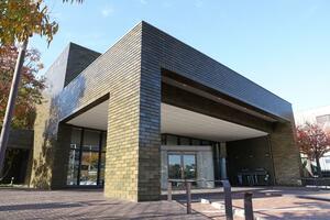 前川國男が手がけた新潟市美術館の建物=新潟市中央区