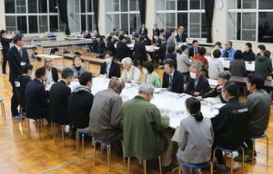 部会に分かれて議論する「しただの郷未来の学校設置準備委員会」の委員=三条市笹岡