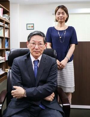 広島県世羅町での肺炎死亡率低減を実証した広島大の服部登教授(左)と杉山文講師=広島市