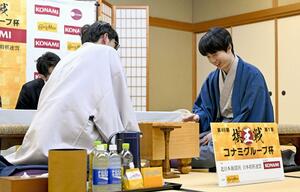 第49期棋王戦コナミグループ杯5番勝負第1局が持将棋となり、対局を振り返る藤井聡太棋王(右)と伊藤匠七段=2月4日午後、富山県魚津市
