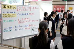 直江津駅で運転再開を待つ学生ら=6月3日、上越市