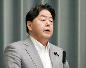 記者会見する林官房長官=26日午前、首相官邸